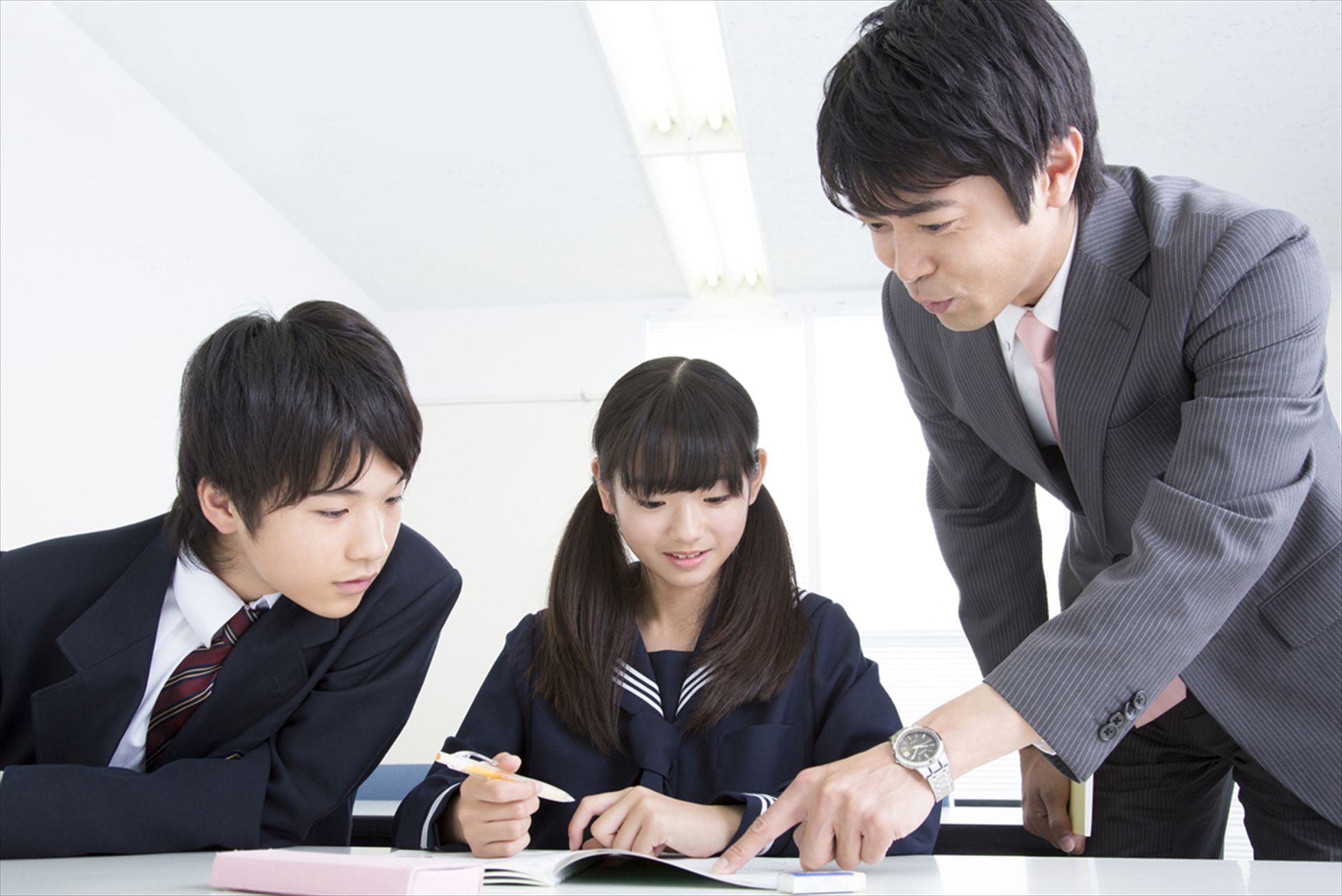 質問に答える先生